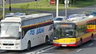 Zakleszczył się między autobusami