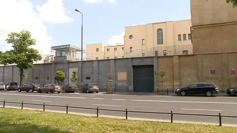 Szczątki pod spacerniakami dawnego więzienia przy Rakowieckiej. "Wrzucone do zbyt małej jamy grobowej"