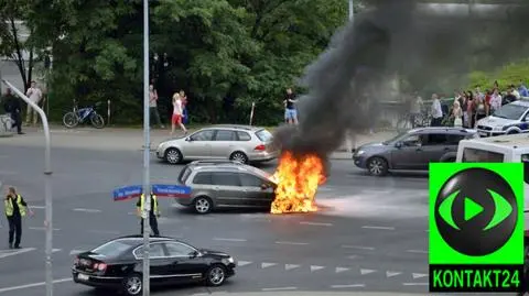 Auto w płomieniach na środku skrzyżowania