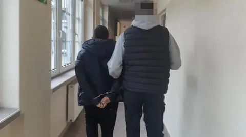 Położył rękę na ramieniu, wykradł pieniądze z kieszeni i uciekł