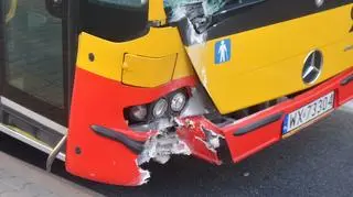 Autobus miejski uderzył w latarnię