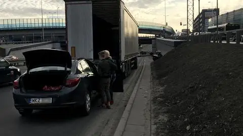 Kolizja z udziałem ciężarówki. Z jednego auta urwało się koło