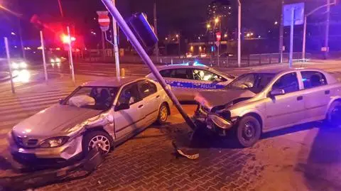 Wypadek na rondzie Żaba, auto na sygnalizatorze