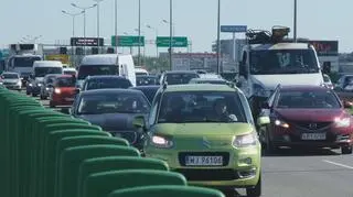 Korek utworzył sie na jezdni w kierunku Poznania
