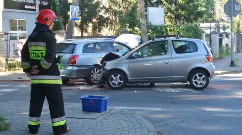 Zderzenie toyot w Wesołej. Złamany słup energetyczny