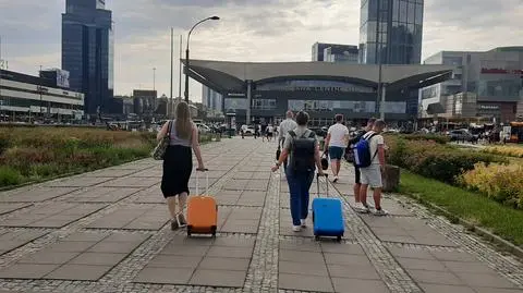 Ciągną walizki po krzywym chodniku. W tej dekadzie remontu nie będzie