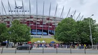 Fani zbierają się przed stadionem Narodowym