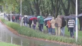 Tłumy przechodzą z przystanku na przystanek