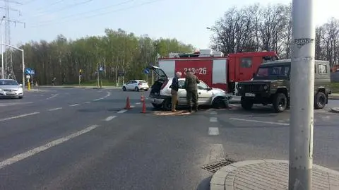 Zderzenie opla z wojskowym honkerem. Jedna osoba ranna