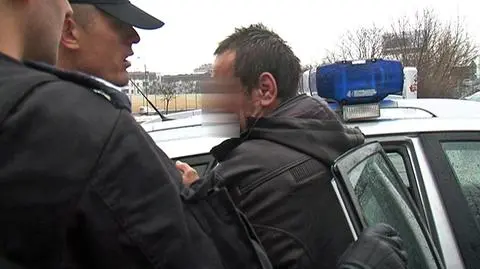 Kompletnie pijany z rocznym dzieckiem na spacerze