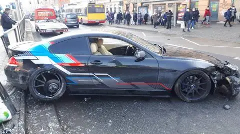 Bmw uderzyło w bariery przy przystanku tramwajowym