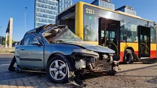 Zderzenie auta osobowego i autobusu przy Dworcu Zachodnim