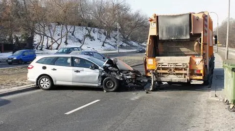 Ford wjechał w śmieciarkę