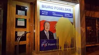 Wejście biura poselskiego oblane farbą