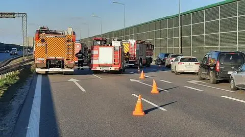 Zderzenie trzech samochodów na autostradzie