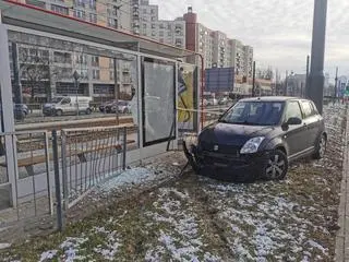 Kierowca wjechał w przystanek tramwajowy 