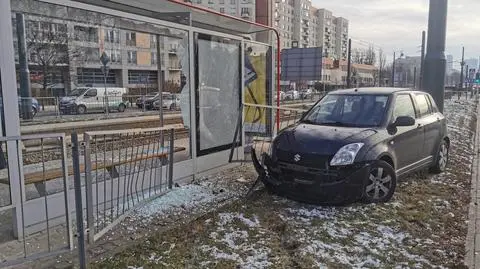 Kierowca wjechał w przystanek tramwajowy 