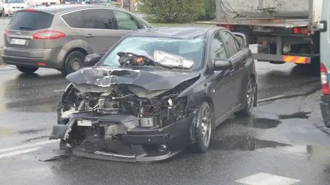 Wjechał w latarnię przy szpitalu Bródnowskim