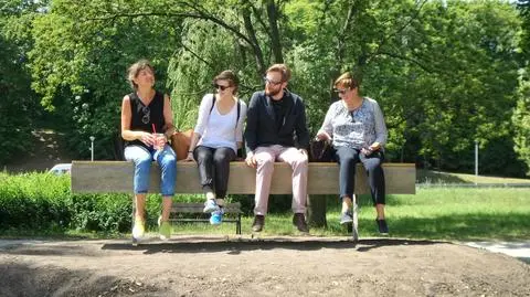 "Lewitująca" ławka na Żoliborzu. "Każdy się może poczuć jak dziecko"