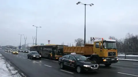 Zepsuty autobus na środku Modlińskiej