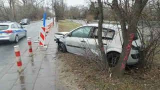 Porzucony, rozbity samochód przy Wybrzeżu Helskim 