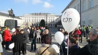 Happening KOD przed Pałacem Prezydenckim