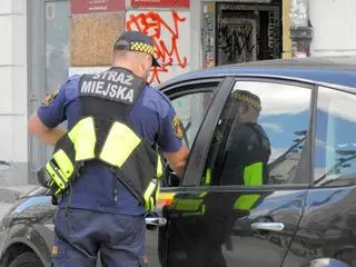 Straż miejska na placu Pięciu Rogów