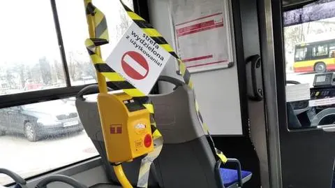 "Strefy wydzielone" także w tramwajach. W autobusach pasażerowie zrywają taśmy