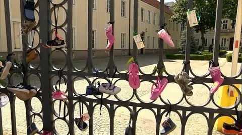 Dziecięce buciki na bramie kurii. Przeciw pedofilii w Kościele