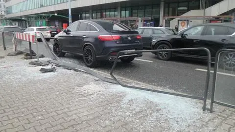 Roztrzaskane barierki w centrum. "Dwie osoby ranne"