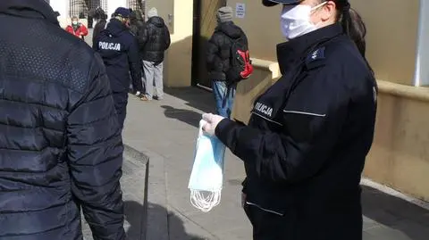 Policja rozdała bezdomnym maseczki