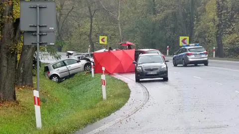 Modlin: jechali dziadkowie z wnuczką, uderzył w nich opel. Kobieta nie żyje