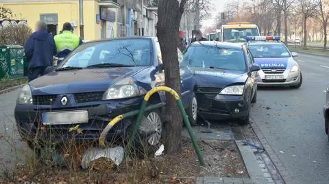 Zmieniał pas, zderzył się z fordem 