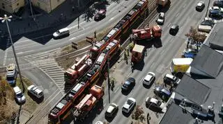 Zderzenie samochodu i tramwajów