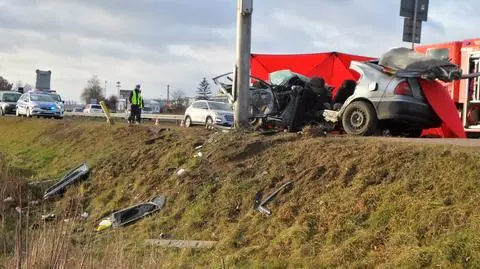 Zjechała na pobocze, uderzyła w słup. Nie żyje 21-latka