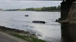 Wyciągają autobus z rzeki