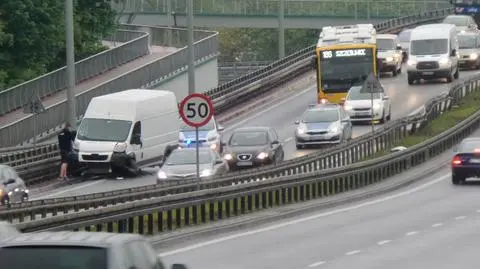Uderzył w bariery, blokuje trasę. Utrudnienia na Prymasa Tysiąclecia