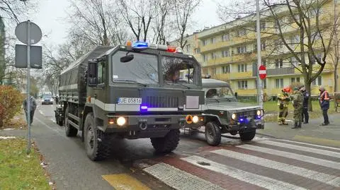 Saperzy sprawdzali budynek we Włochach. "W piwnicy przedmioty przypominające ładunki wybuchowe"