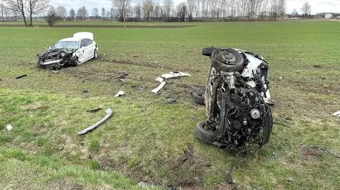 Po zderzeniu auta wylądowały w polu