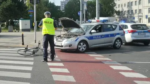 Rowerzystka trafiła do szpitala. Uderzył w nią radiowóz 