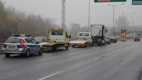 Z trzech pasów jeden. Kolizja na Wisłostradzie