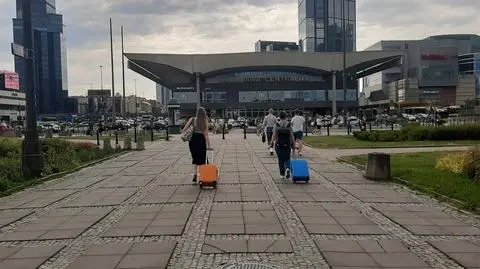 Chodnik między metrem Centrum a Dworcem Centralnym