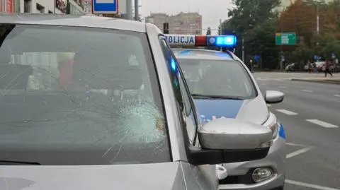 Wyszła z autobusu, potrącił ją samochód