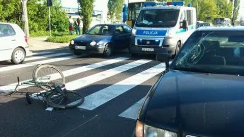 Rowerzysta potrącony na pasach na wlotówce