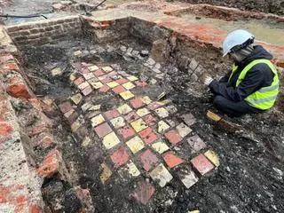 Na placu Centralnym odkryto posadzkę przedwojennej kaminenicy