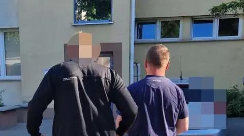 Zdewastował wagon metra, odpowie za "nawoływanie do nienawiści na tle narodowościowym"
