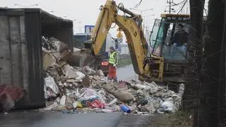 Z kontenera ciężarówki wysypały się śmieci