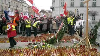 Ludzie zgromadzili się przed Pałacem Prezydenckim