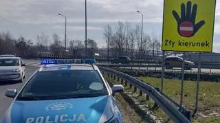 Kierowca jechał pod prąd, zderzył się z innym autem i odjechał