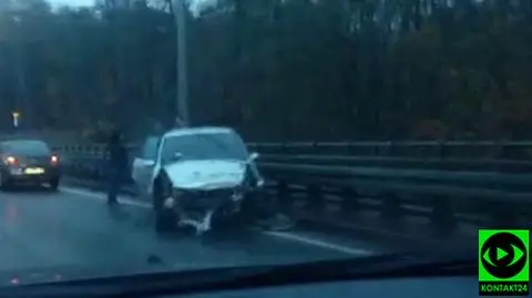 Honda uderzyła w barierki.  Kierowca jechał za szybko